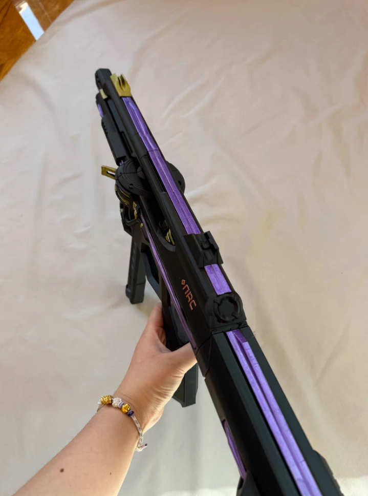 Night Market Prelude to Chaos Stinger – Real-Life SMG Replica | Gaming Display Prop & Collectible